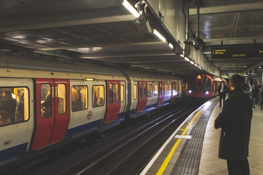 Getting Around London: A Comprehensive Guide To Public Transportation ...